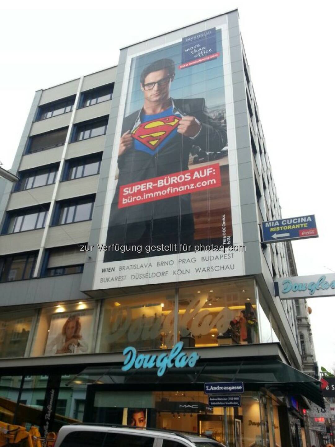 Immofinanz: Superman in der Andreasgasse,  mehr http://blog.immofinanz.com/de/2013/11/04/was-superman-an-der-immofinanz-schaetzt/