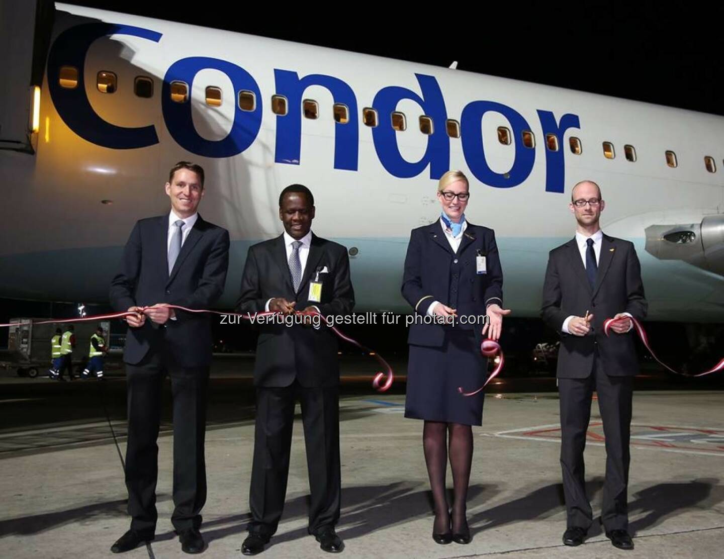 Neue Langstrecke ab Flughafen Wien: Seit 5. November 2013 bedient der bekannte Ferienflieger Condor eine neue saisonale Langstreckendestination ab Wien. Einmal wöchentlich geht es nach Mombasa in Kenia. Bei einem  symbolischen Ribbon Cutting gestern Abend am Flughafen Wien freuten sich H. E. Michael A. O. Oyugi, Botschafter der Republik Kenia in Österreich, Tobias Schnitker, Head of International Sales Condor und Nikolaus Gretzmacher, Leiter des Geschäftsbereichs Operations der Flughafen Wien AG über die neue Strecke, mehr unter http://viennaairport.com/jart/prj3/va/main.jart?rel=de&content-id=1351048408438&reserve-mode=active