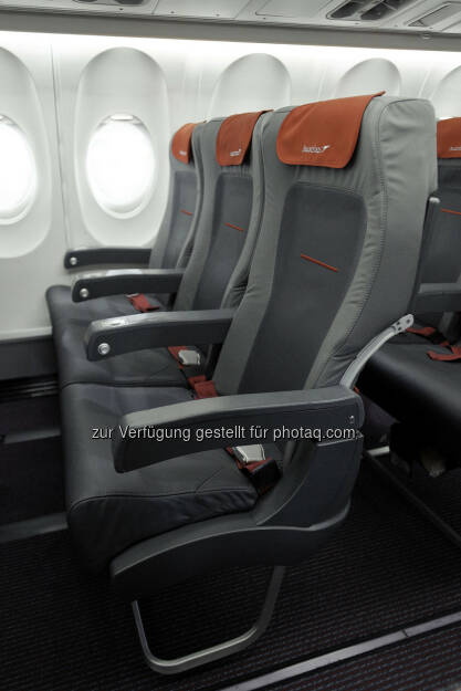Alle Flugzeuge der Austrian Kurzstreckenflotte mit neuer Innenausstattung und neuem Design, 3.119 Sitze mit neuen Lederbezügen in vornehmem Grau mit roten Akzenten ausgestattet (Bild: Austrian Airlines Group) (11.11.2013)