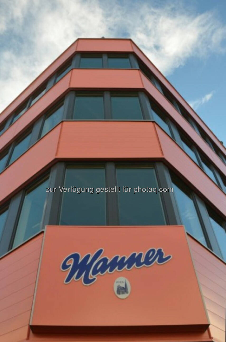 Erste Group Immorent baute ein neues Bürogebäude auf dem Firmensitz der Josef Manner & Comp. AG in Wien-Hernals und übernahm bei diesem Projekt auch die Finanzierung, die Projektsteuerung und die Generalplanung. Nach rund einem Jahr Bauzeit wurde das Bürogebäude nun feierlich eröffnet. Das Projekt verfügt über eine gesamte Bruttogeschoßfläche von rund 3.000 m² (c) Erste Group Immorent