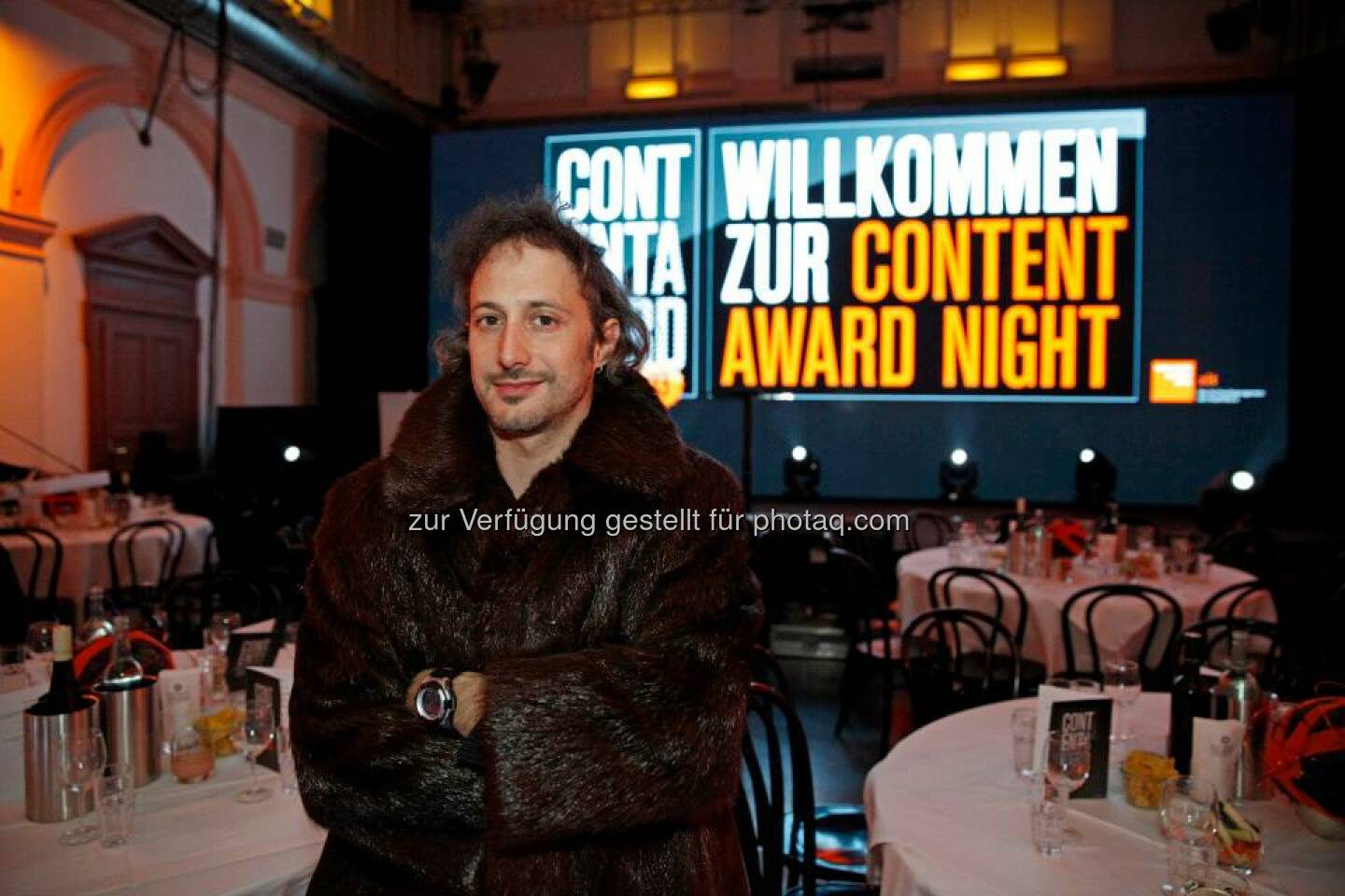 Moderator Michael Ostrowski führte durch den Abend. Die Pelzjacke brauchte er letztendlich nicht - bei 300 Menschen im Publikum war es schön warm :)