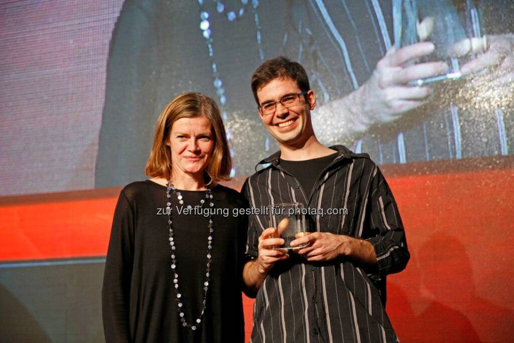 Tagtool erhielt von Jurymitglied und Gemeinderäten Sybille Straubinger den Content Award für die beste App, © ZIT, www.contentaward.at , www.zit.co.at (15.11.2013) 