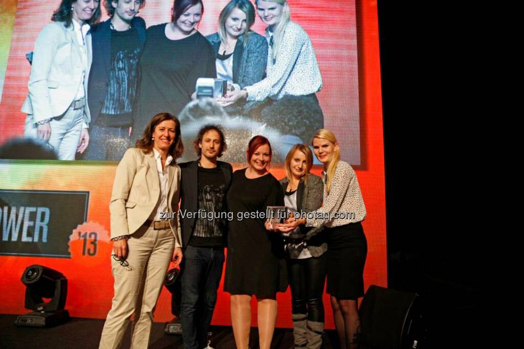 Digitalista mit Lisa Oberndorfer erhielten von Jurymitglied Marijana Stoisits den FemPower Preis, © ZIT, www.contentaward.at , www.zit.co.at (15.11.2013) 