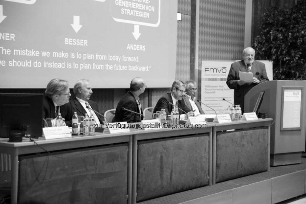 Granden der Bankenlandschaft werfen Blick in die Zukunft: Am Podium diskutierten (v.l.n.r.): Willibald Cernko (Vorstandsvorsitzender der UniCredit Bank Austria), Ewald Nowotny (Gouverneur der Österreichischen Nationalbank), Moderator Eric Frey, Erwin Hameseder (Aufsichtsrats-Präsident der RZB und Obmann der Raiffeisen-Holding Niederösterreich-Wien), Stephan Schulmeister (Ökonom des WIFO) und Management Consultant Helmut Karner , © YLF (16.11.2013) 