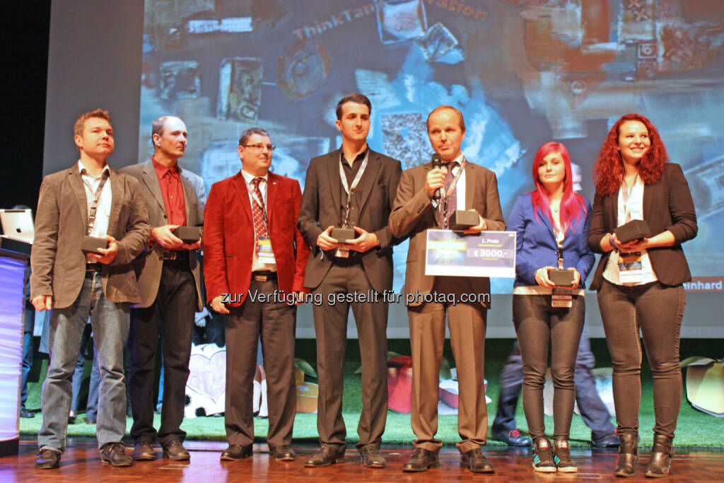 Das Siegerteam AVL List Intelligente Messgeräte nimmt das Preisgeld von 3.000 Euro in Empfang
, © innovation.at (19.11.2013) 