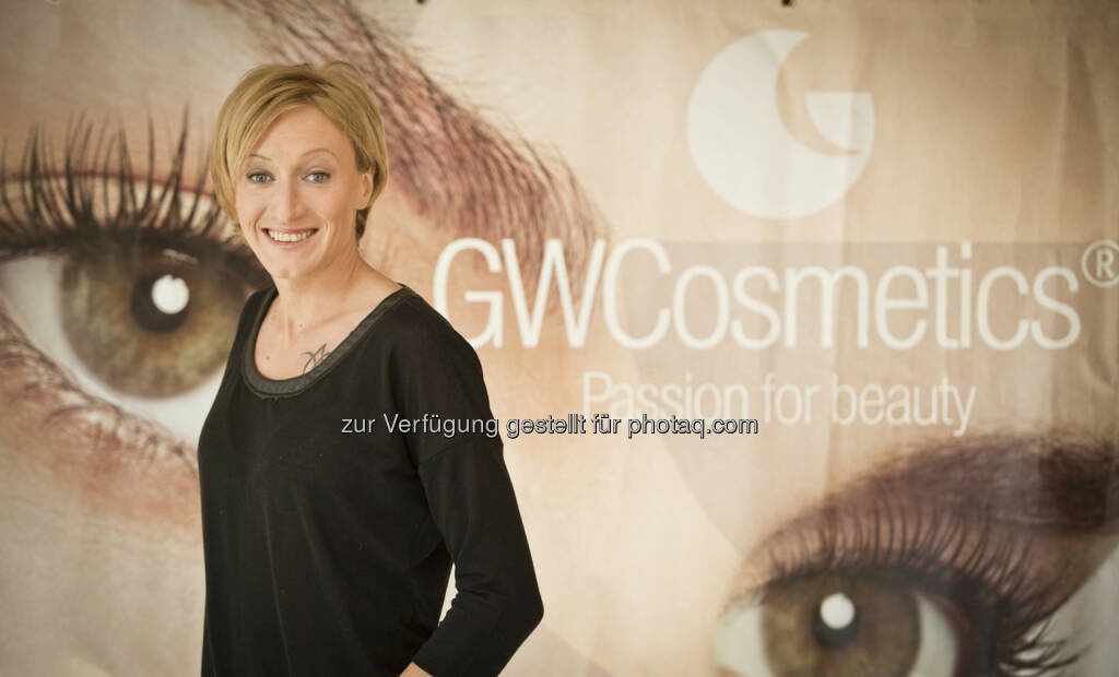 OVB-Frau und Schisprungstar Daniela Iraschko mit GW Cosmetics als neuem Kopfsponsor (c) GW Cosmetics (15.12.2012) 
