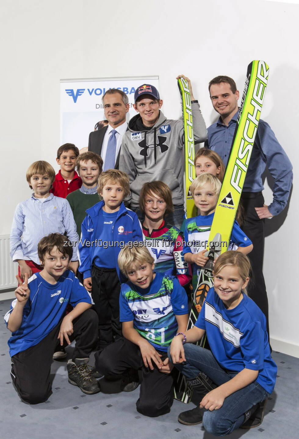 Wolfgang Layr (Vorstandsdirektor Volksbank Wien), Thomas Morgenstern, Christian Moser (Sportlicher Leiter Wiener Stadtadler und Wienerwaldadler Pressbaum) und Nachwuchsskisprungtalente (c) Volksbank Wien
