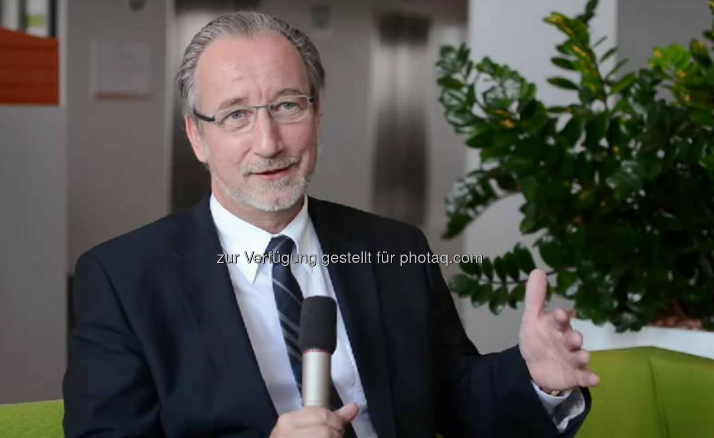 Thomas Irschik, Geschäftsführer Wien Energie
“Man kann fast jede Position erreichen, wenn man es will.” Umsicht, Einfühlungsvermögen und Konsequenz seien wichtig in seiner Position als Geschäftsführer von Wien Energie, erzählt Thomas Irschik. Sein Credo: “Wenn du glaubst etwas zu sein, hast du aufgehört etwas zu werden.” Das Video (5:46min.) dazu unter http://www.whatchado.net/videos/thomas_irschik

