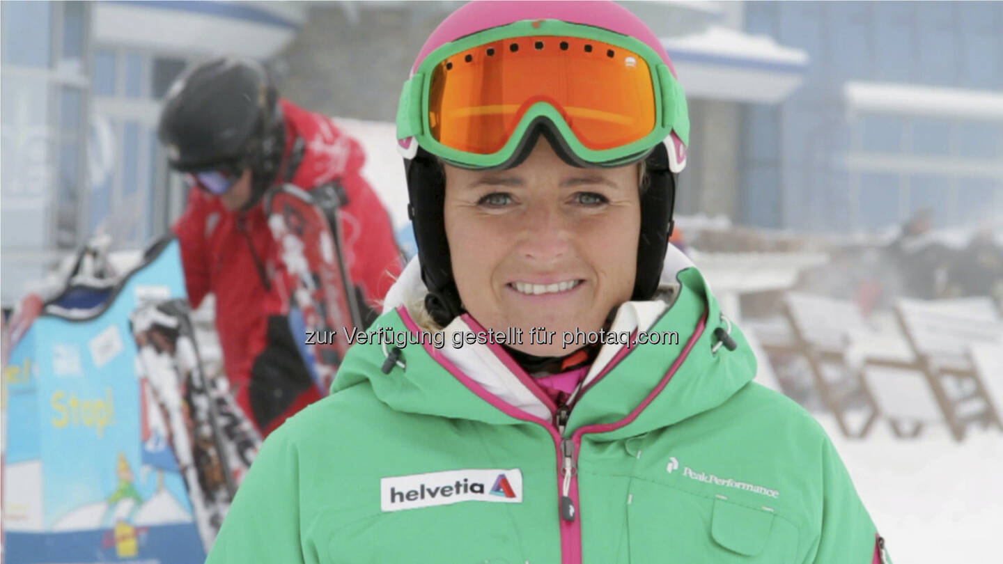 Alexandra Meissnitzer, ehemalige Ski-Rennläuferin und zweifache Ski-Weltmeisterin, analysiert auch in der Weltcup-Saison 2012/2013 die Speedbewerbe der Damen als Helvetia Markenbotschafterin. (Bild: Helvetia)
