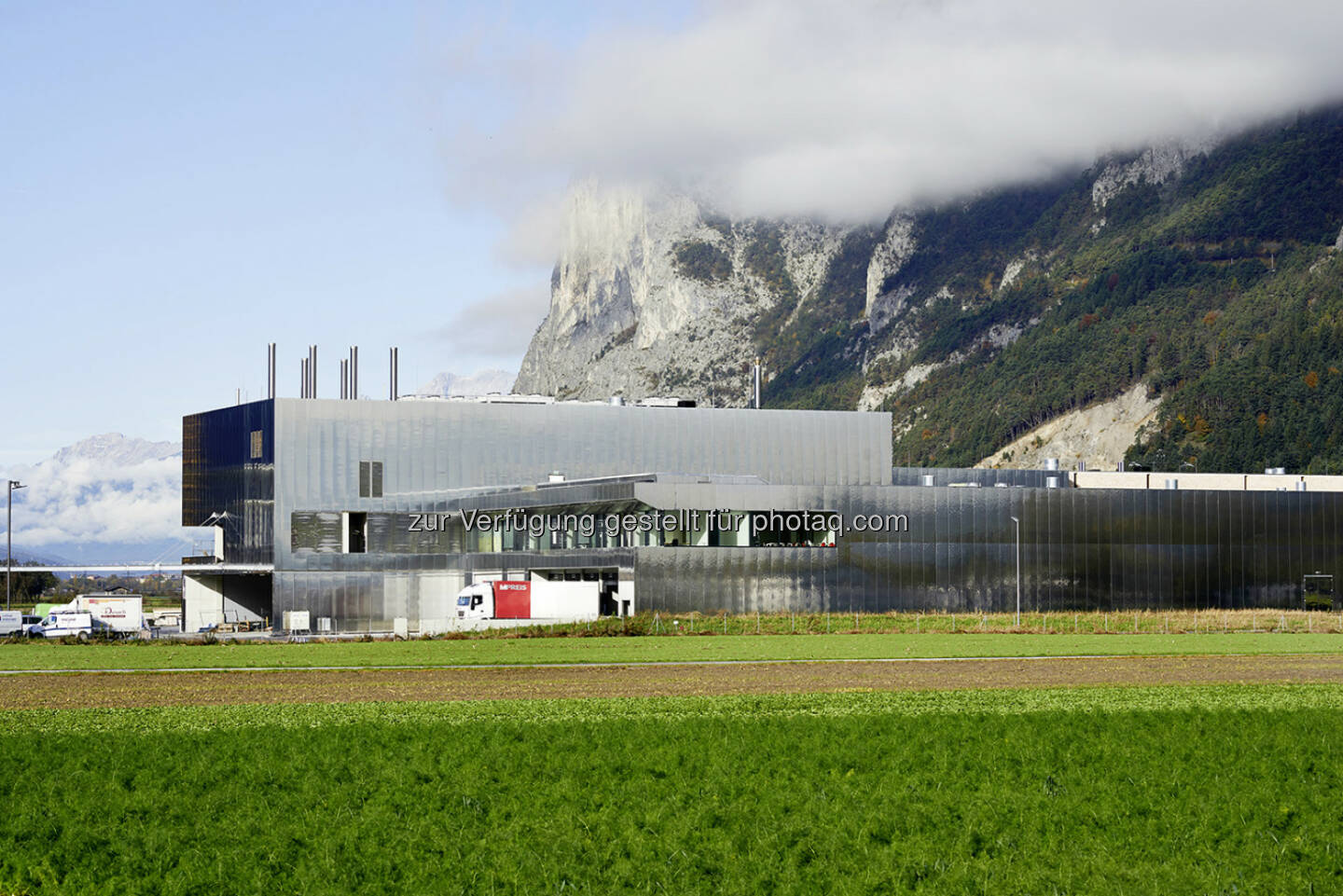Jenbacher: Die Tiroler Supermarktkette MPreis setzt in ihrer Firmenzentrale in Völs bei Innsbruck  auf Energieeffizienz. Nachdem im neuen Betriebsgebäude für die Metzgerei und die Bäckerei Photovoltaikmodule mit einer Gesamtfläche von rund 3.200 m2 installiert wurden, ging Ende August ein weiteres Highlight in Betrieb: Ein Jenbacher Gasmotor des Typs J412 von GE versorgt die Firmenzentrale nun mit Strom und wertvoller Wärme und erreicht dabei einen Gesamtwirkungsgrad von 87,9%. (c) Aussendung