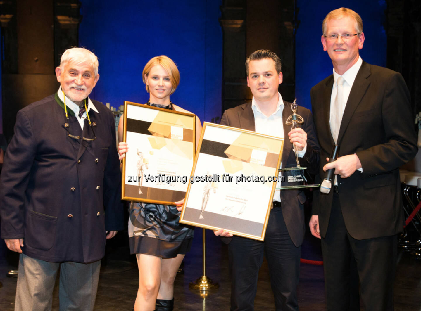 Golden Pixel Award für Samson Druck: Pressesprecherin Claudia Zitz und Tibor Valentin, Verkauf Wien (M.) mit dem Juryvorsitzenden Werner Sobotka (l.) und Organisator Michael Seidl. Bildquelle:  Golden Pixel Award/Franz Reiterer