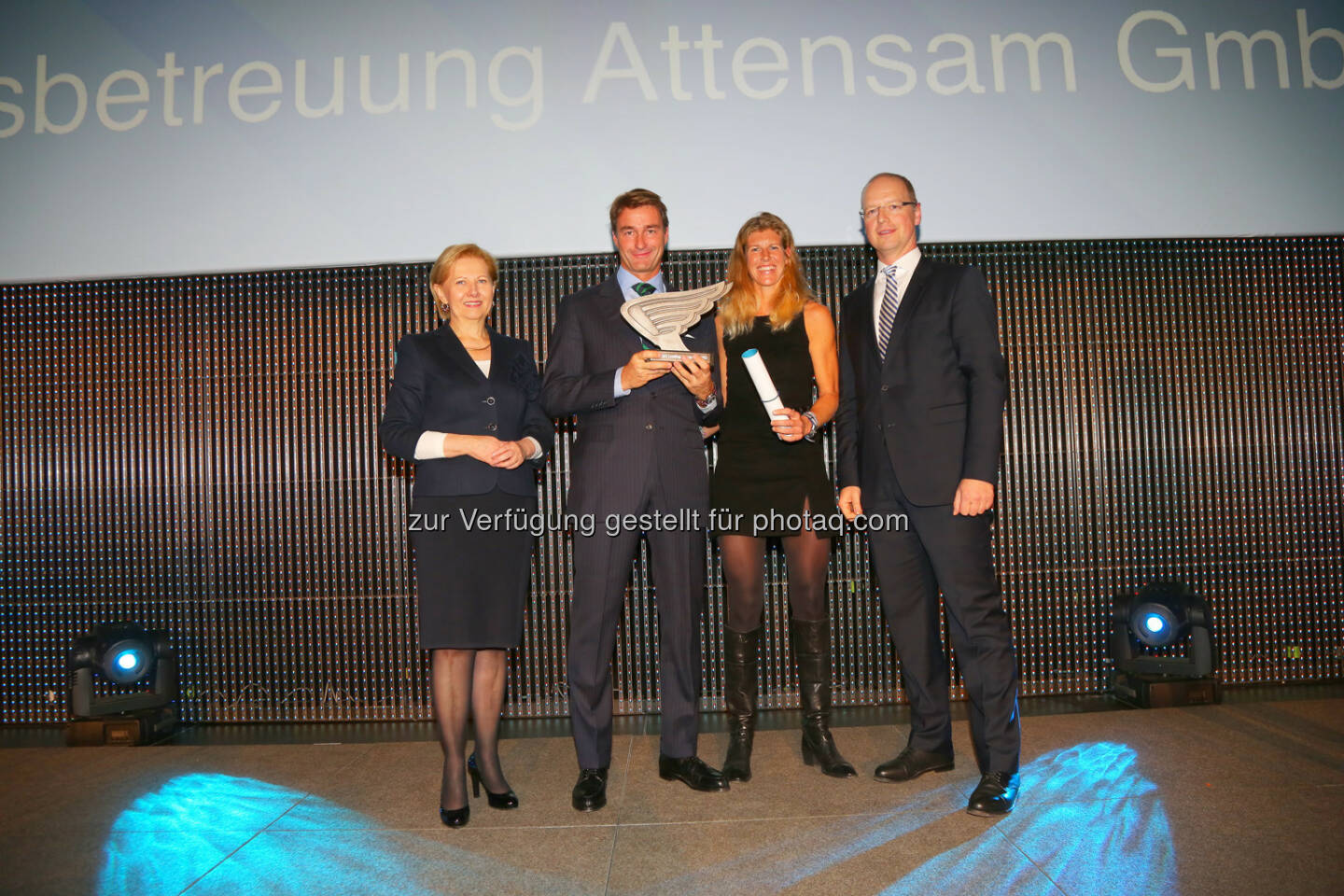 WK-Wien -Präsidentin Brigitte Jank (li.) und PwC-Partner Jörg Busch und gratulieren dem Unternehmerpaar Caroline und Oliver Attensam