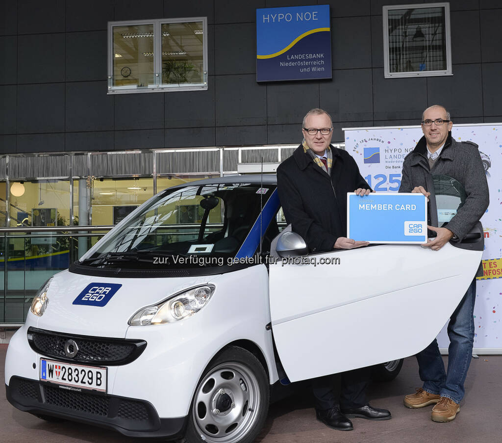 Hypo Noe Landesbank-Vorstandssprecher Günther Ritzberger und car2go-Location Manager Alexander Hovorka bei der Präsentation der neuen Kooperation in der Hype Noe-Geschäftsstelle Alt-Erlaa. (Bild: Hypo Noe) (29.11.2013) 