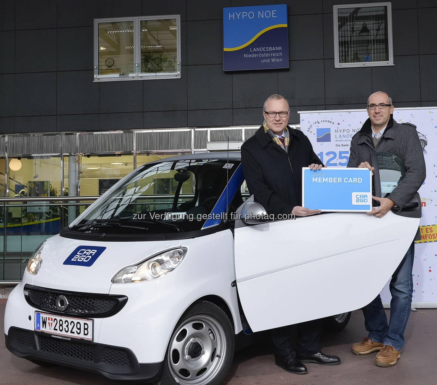 Hypo Noe Landesbank-Vorstandssprecher Günther Ritzberger und car2go-Location Manager Alexander Hovorka bei der Präsentation der neuen Kooperation in der Hype Noe-Geschäftsstelle Alt-Erlaa. (Bild: Hypo Noe)