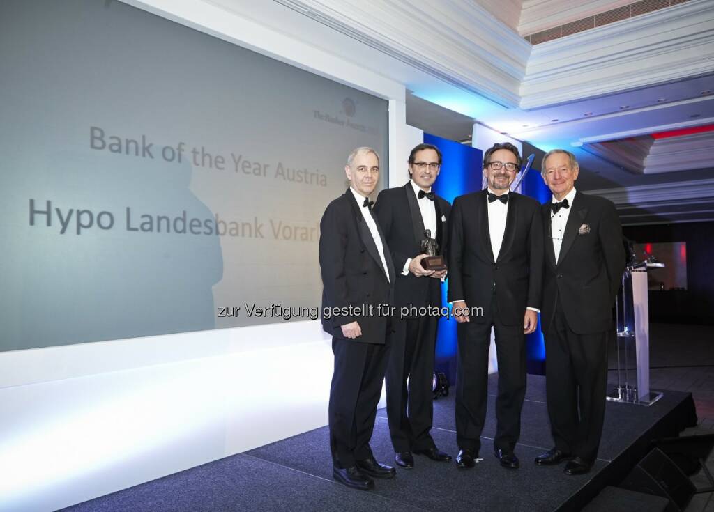 Financial Times zeichnet Hypo Vorarlberg als „Bank des Jahres” in Österreich aus, feierlicher Rahmen in London anlässlich der Award-Verleihung Bank of the year 2013: v.l.n.r.: Brian Caplen (Herausgeber, The Banker Magazin), Michael Grahammer (Vorstandsvorsitzender Hypo Vorarlberg), Johannes Hefel (Vorstand Hypo Vorarlberg), Michael Buerk (BBC)  (29.11.2013) 