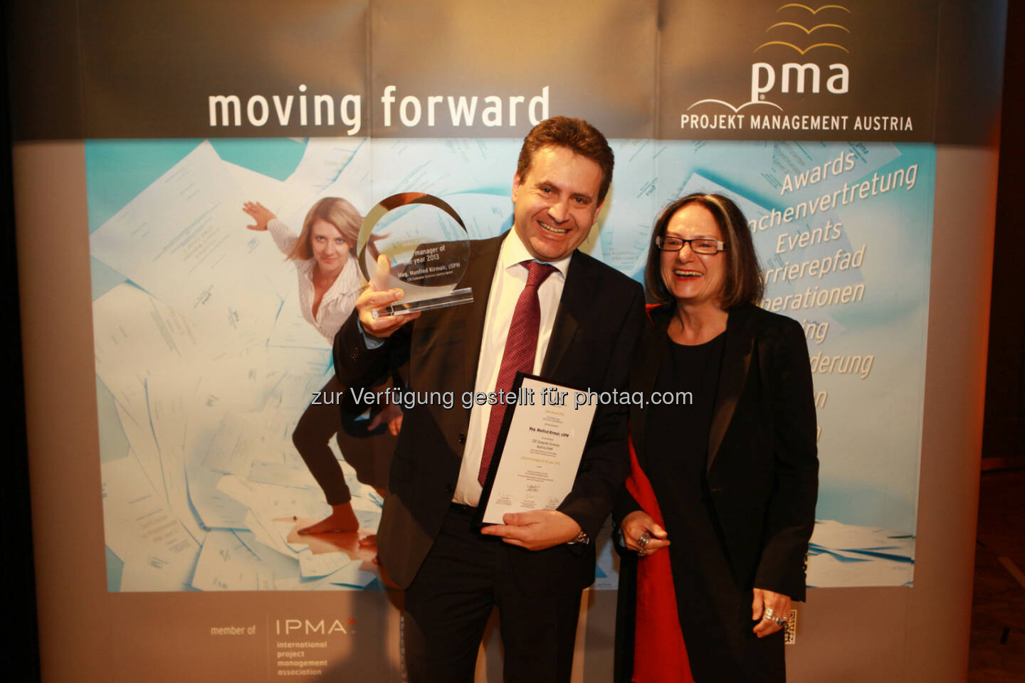 Brigitte Schaden, pma Vorstandsvorsitzende, gratuliert Manfred Kirmair zum project manager of the year 2013 (Bild: pma/Elke Mayr)