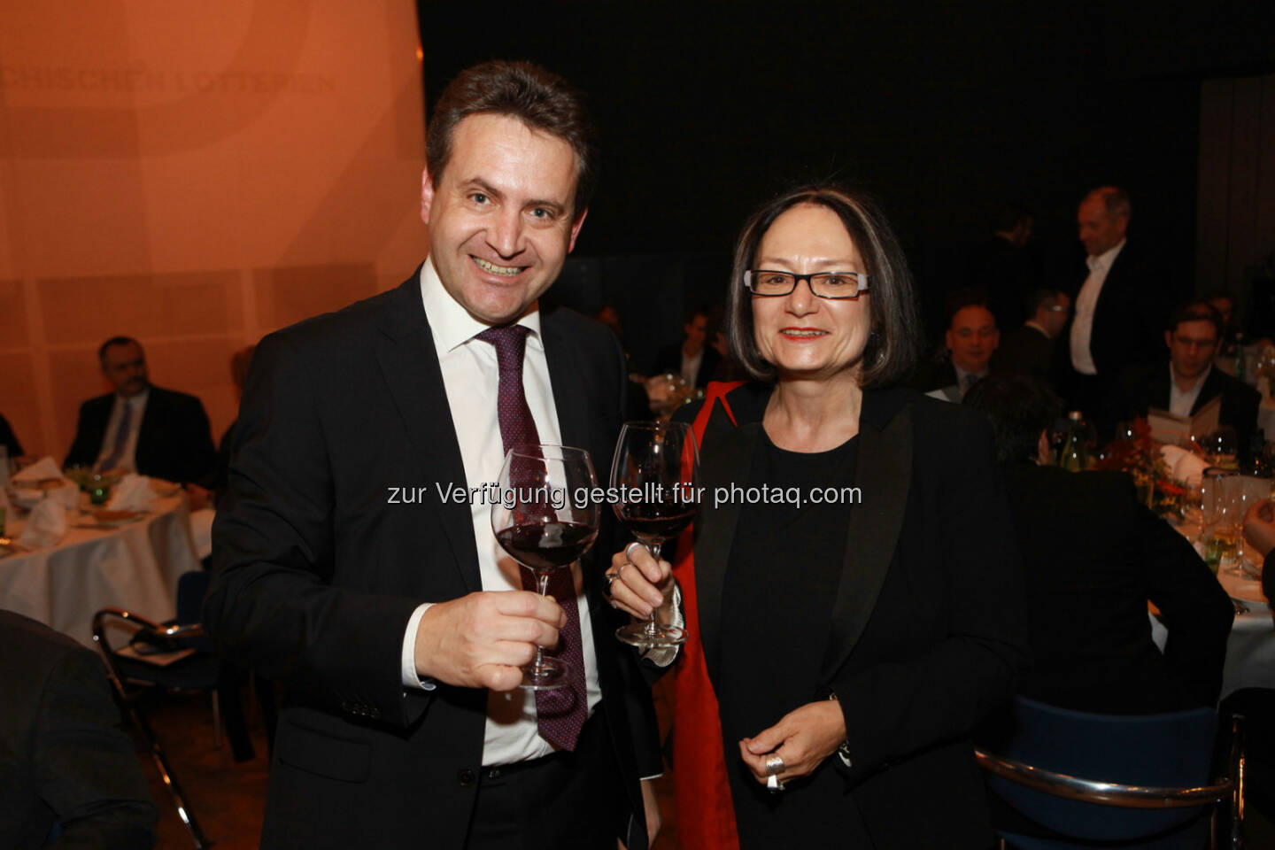 Manfred Kirmair, project manager of the year 2013, beim Anstoßen mit Brigitte Schaden, pma Vorstandsvorsitzende (Bild: pma/Elke Mayr)