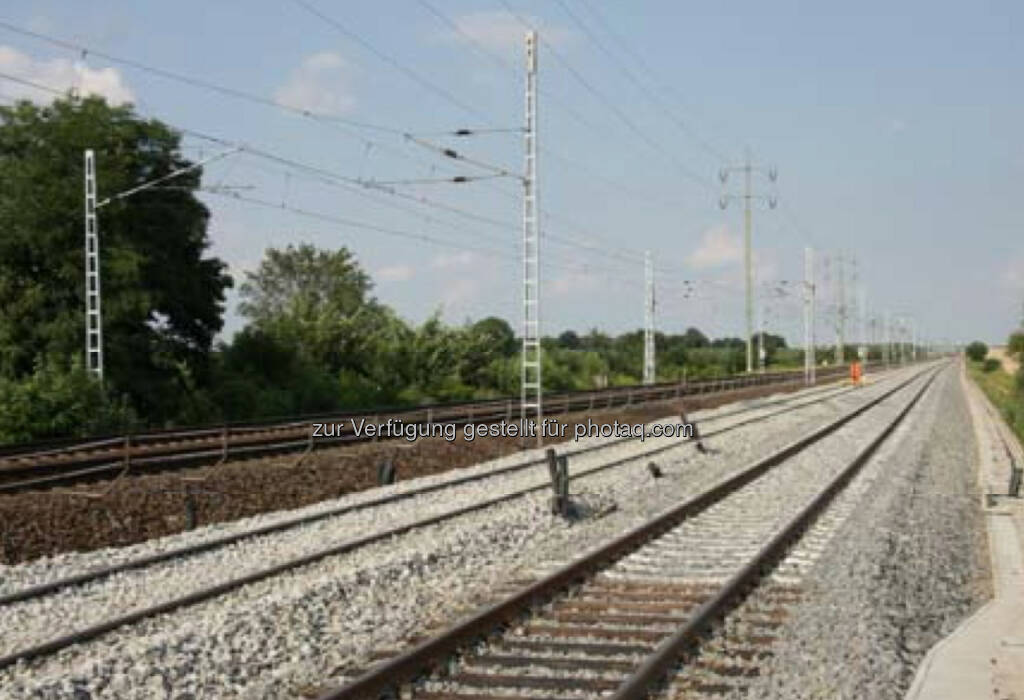 Als Teil eines Konsortium erhielt die Strabag AG, eine Tochter des österreichischen börsenotierten Baukonzerns Strabag SE, den Auftrag zur Modernisierung der 42,2 km langen Bahnstrecke Vintu de Jos–Simeria im Westen Rumäniens nahe der Stadt Sibiu. Der Auftragswert beläuft sich auf € 317 Mio., wovon Strabag Arbeiten mit einem Volumen von zumindest € 66 Mio. im Bereich des Gleis-, Ingenieur-, Erd- und Straßenbaus ausführen wird. 
 (08.12.2013) 