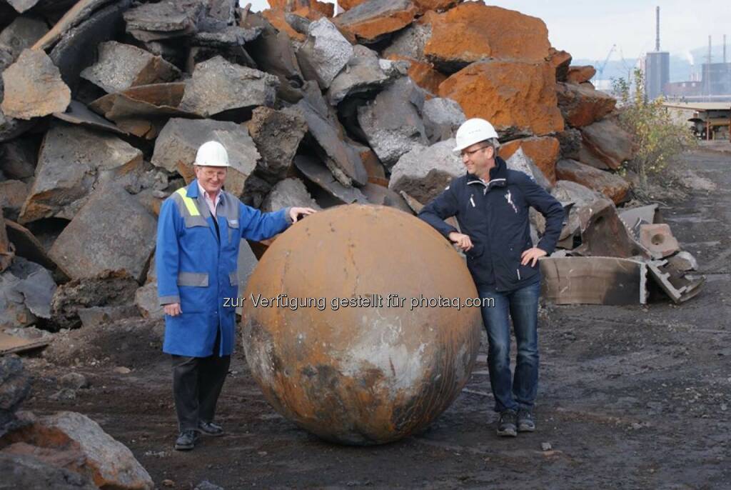 voestalpine: Wenn eine 12 Tonnen schwere Eisenkugel mit 1,5 m Durchmesser die Gießerei in Linz verlässt, fragt sich wohl mancher, was das zu bedeuten hat. Auflösung http://bit.ly/1ksb14p (09.12.2013) 