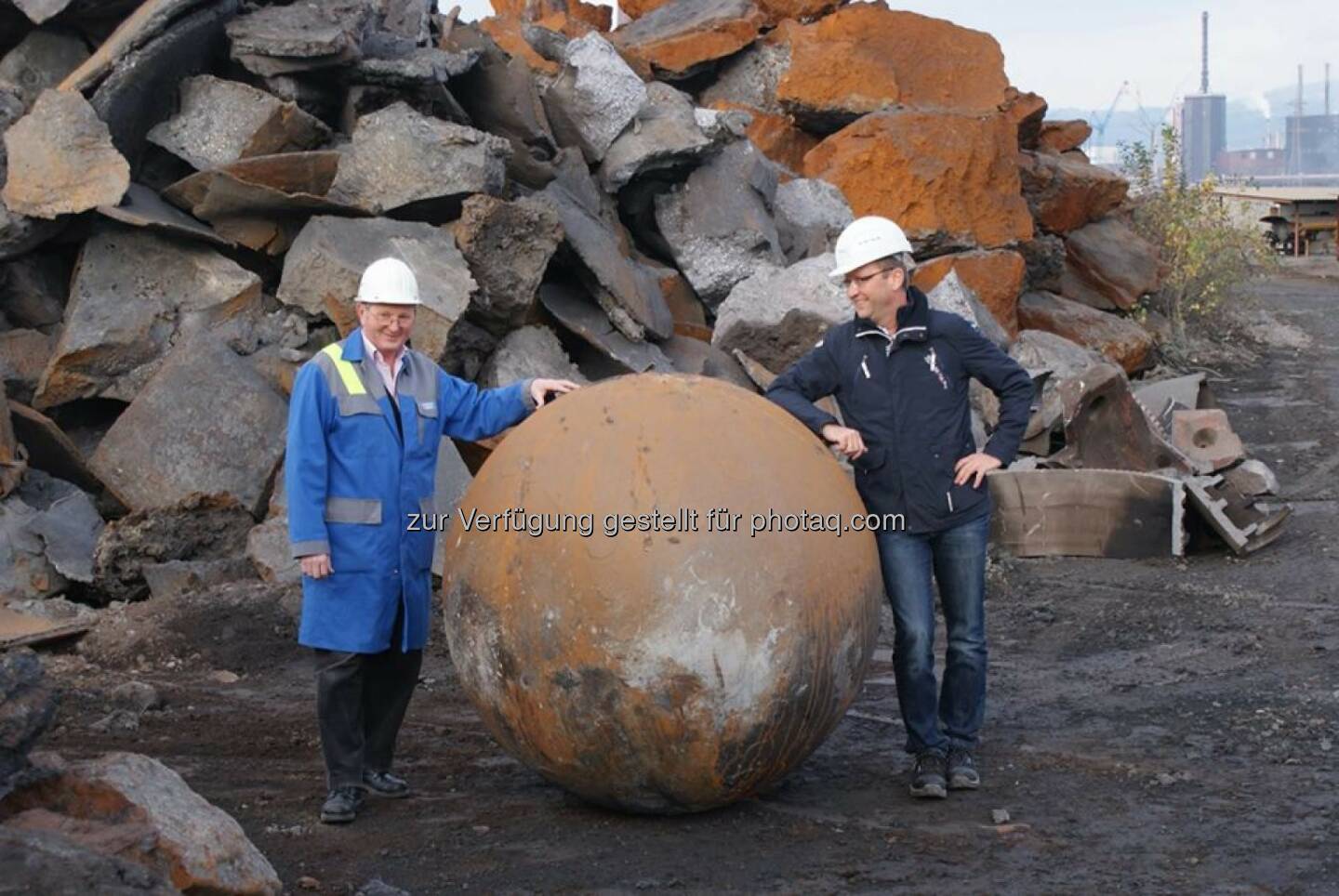 voestalpine: Wenn eine 12 Tonnen schwere Eisenkugel mit 1,5 m Durchmesser die Gießerei in Linz verlässt, fragt sich wohl mancher, was das zu bedeuten hat. Auflösung http://bit.ly/1ksb14p