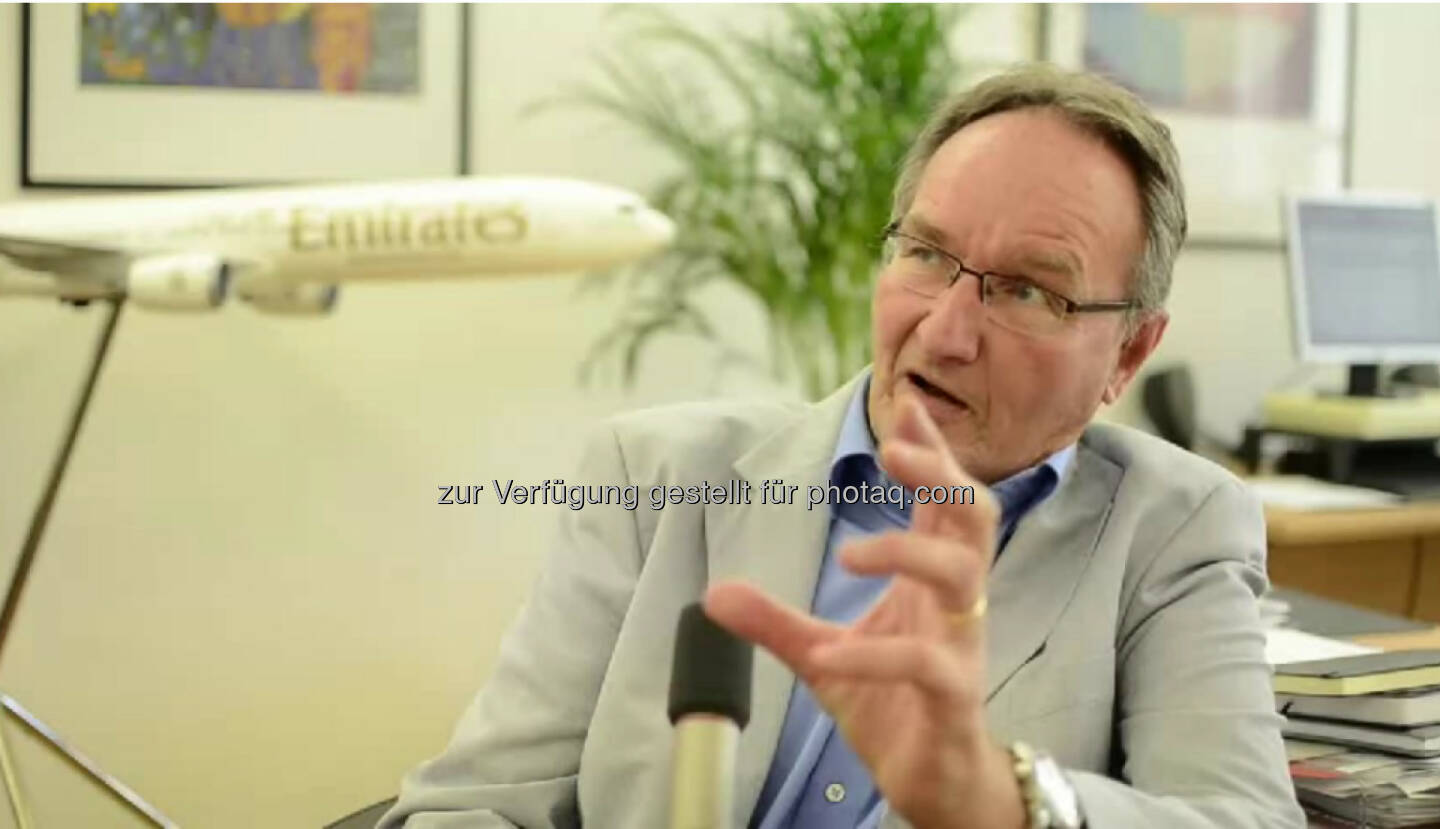 Martin Gross, Direktor
München, Frankreich, Manila, Toronto, Wien - wenn man in der Airline-Branche tätig ist, kommt man viel herum, wie der Lebenslauf des Emirates-Direktors für Österreich, Tschechische Republik, Slowakei & Ungarn Martin Gross beweist. Seinem 14-jährigen Ich rät er menschlich zu bleiben.  Das Video (5:26min.) unter http://www.whatchado.net/videos/martin_gross