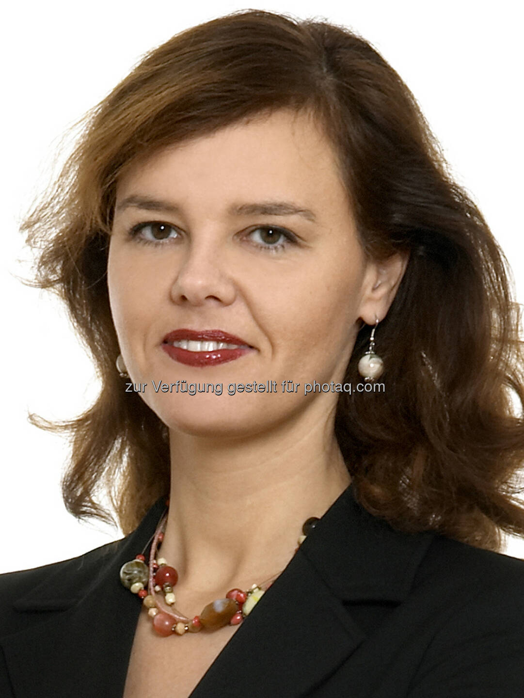 Kinga Hetényi, Managing Partner (Budapest) beriet die DZ BANK AG (Deutsche Zentral-Genossenschaftsbank), Frankfurt am Main, beim Verkauf ihrer Anteile an der ungarischen Takarékbank (Bank für ungarische Spargenossenschaften Ltd.) an die Ungarische Entwicklungsbank (MFB) (Foto: Schönherr)