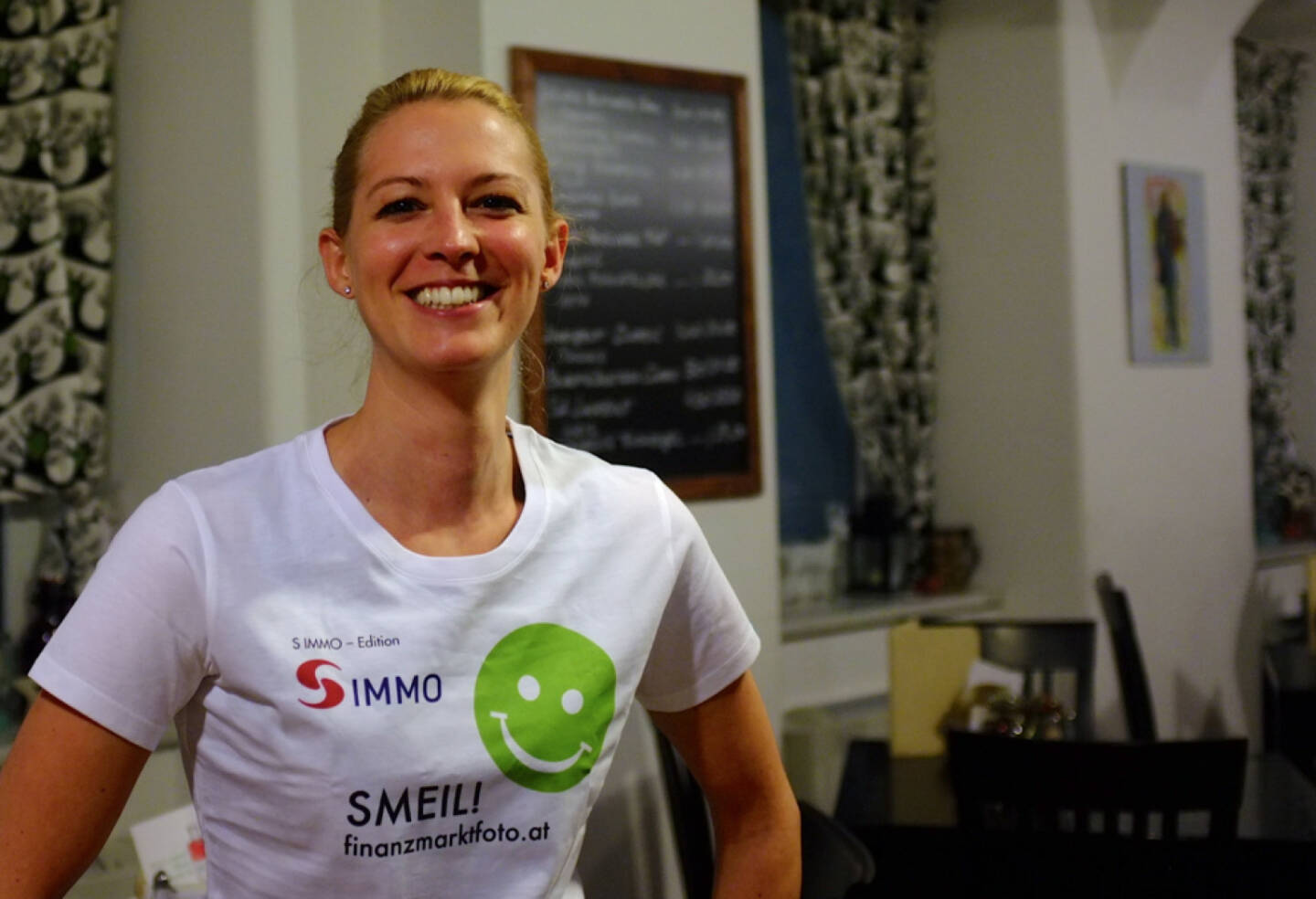 Nina Bergmann, finanzen.at (Smeil-Shirt in der S Immo-Kollektion)