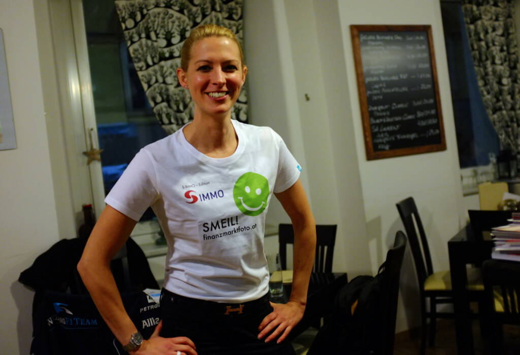 Nina Bergmann, finanzen.at (Smeil-Shirt in der S Immo-Kollektion) (21.12.2013) 