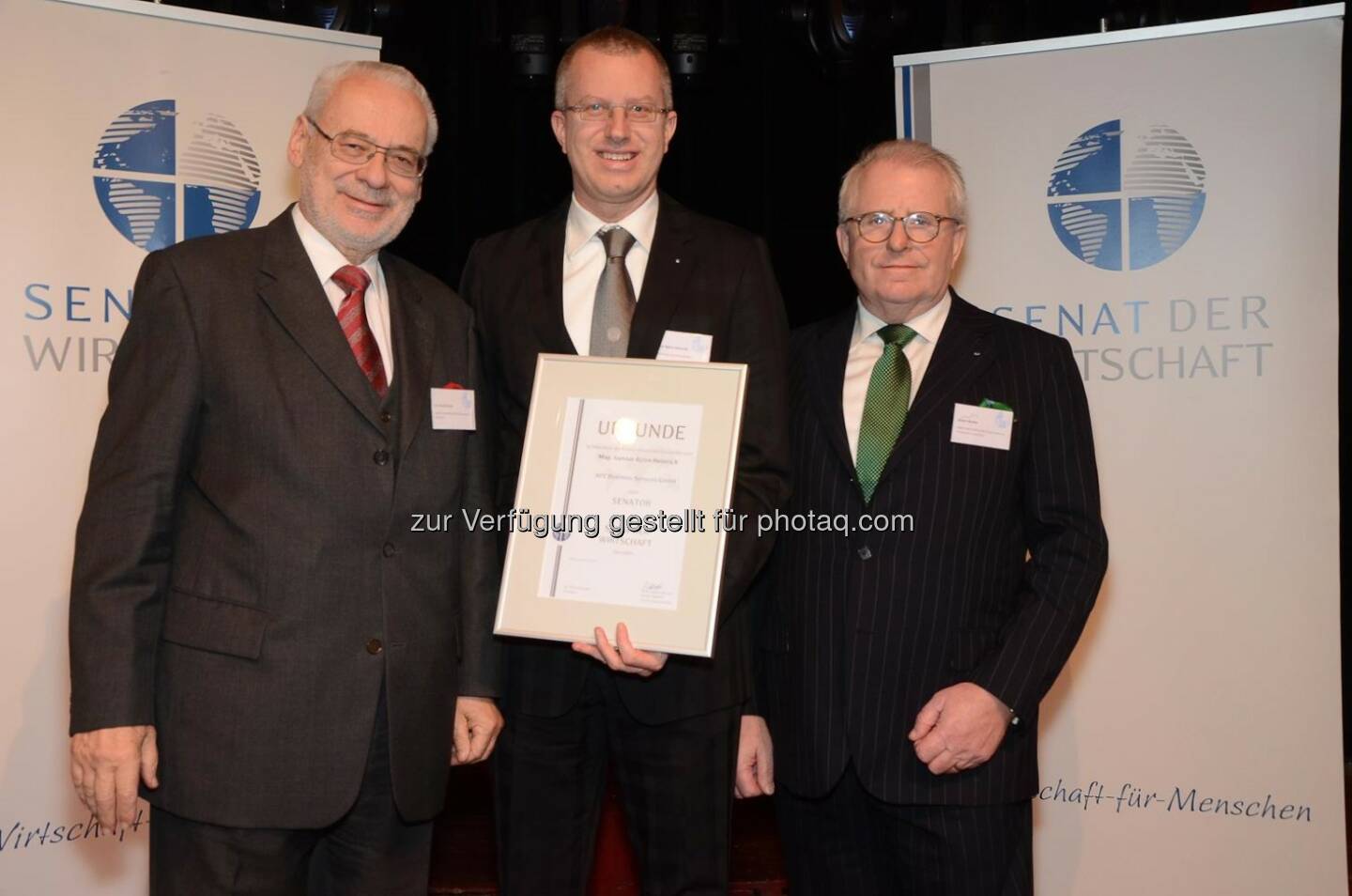 Gunnar Heinrich, APC: Ehrung von Senator Gunnar Björn Heinrich durch Vizekanzler a.D. Erhard Busek 2013 in Salzburg: Gerade in Zeiten zunehmenden Wettbewerbs gilt es im Sinne einer ökosozialen Marktwirtschaft umso mehr auf Nachhaltigkeit und CSR zu setzen.