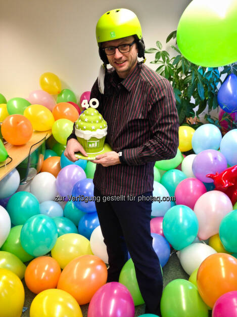 Eines der wikifolio.com Fotos des Jahres ist dieses vom Geburtstag von
wikifolio.com Geschäftsführer Andreas Kern: Mit grüner Torte, geschenktem Helm und einem Büro voller Luftballons!, © beigestellt (23.12.2013) 