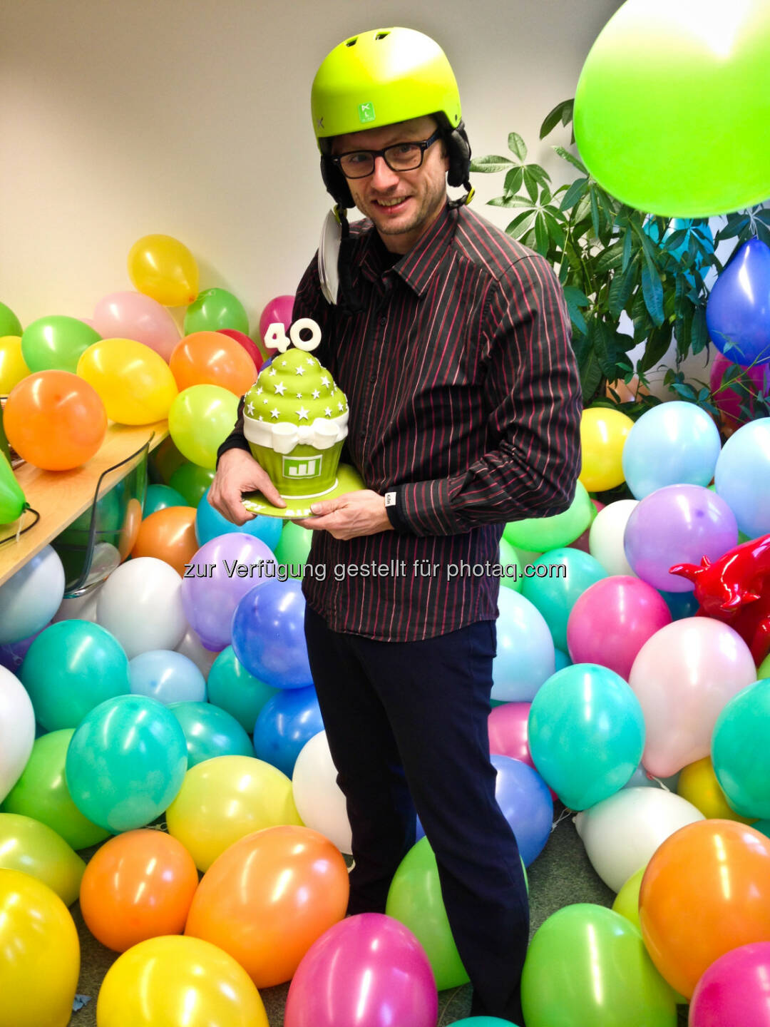 Eines der wikifolio.com Fotos des Jahres ist dieses vom Geburtstag von
wikifolio.com Geschäftsführer Andreas Kern: Mit grüner Torte, geschenktem Helm und einem Büro voller Luftballons!