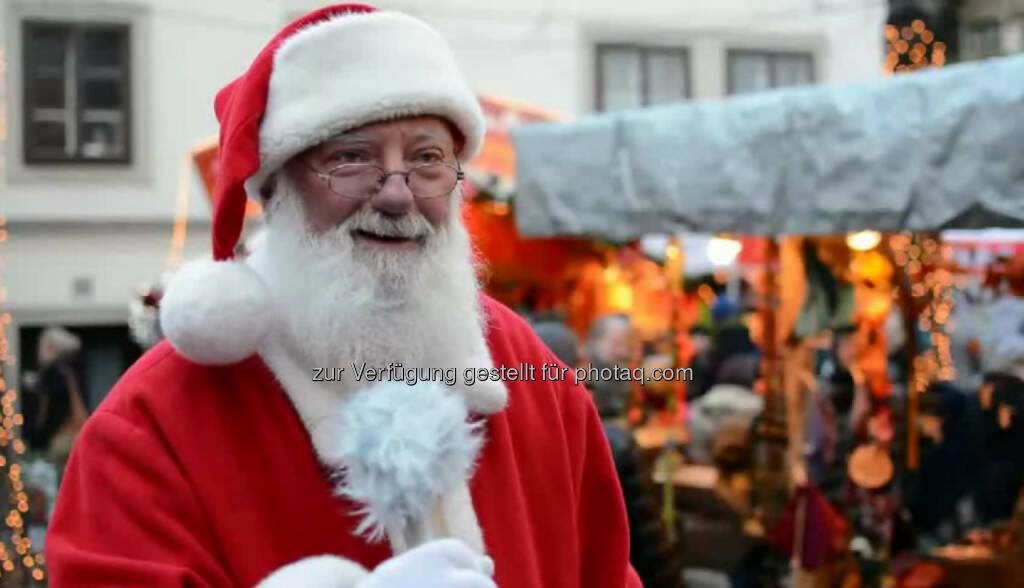 Günter Aichinger, Weihnachtsmann
“Ich muss ganz ehrlich sagen, das Coolste an diesem Job ist einfach, die leuchtenden Augen der Kinder zu sehen.” Ob in der Werbung oder auf Weihnachtsmärkten: Günter Aichinger ist ein gefragter (Weihnachts-)Mann. Sein Geheimnis? Ab Mai lässt er dem Bartwuchs freien Lauf. “Positiv denken! Auch mit Freude durch’s Leben zu gehen”, möchte er seinem 14-jährigen Ich und der Jugend von heute mitgeben. Das Video (6:10min.) dazu unter: http://www.whatchado.net/videos/guenter_aichinger, © whatchado (23.12.2013) 