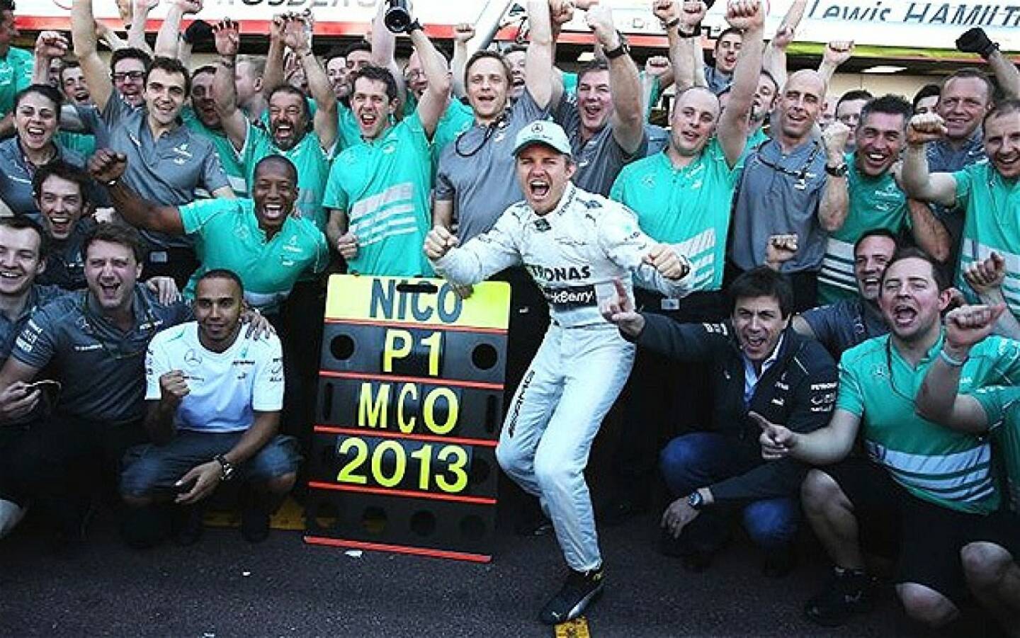 Rene Berger (im Bild u.a. auch Lewis Hamilton und Toto Wolff, Mercedes): Ein wichtiger Schritt  am Weg zu unserem 2.Platz in der Konstrukteurswertung!Was für ein Team! Eine Ehre, dabei sein zu dürfen