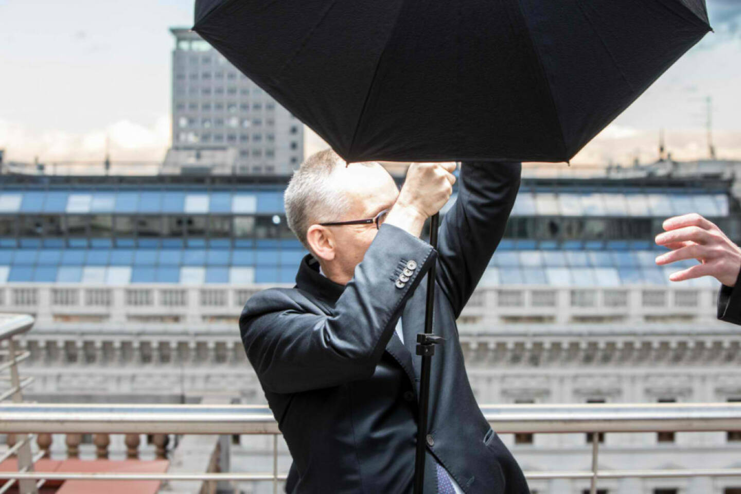 Peter Sitte, com_unit: Fotoshoot auf dem Dach von Accenture. Plötzlich fegt Orkan Xaver über uns hinweg. Halte Schirm und Blitz (noch) fest im Griff. 