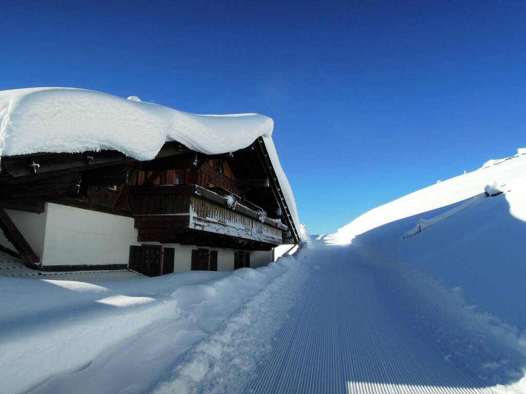 Haus, Schnee, Weg, Vigljoch, Südtirol, © Peter Sitte (27.12.2013) 