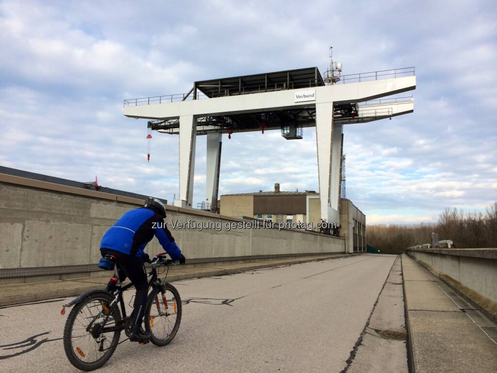 Verbund Kraftwerk Greifenstein, Radfahrer, © Martina Draper (29.12.2013) 