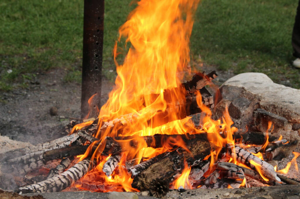 Feuer - Susanne Lederer-Pabst: Die transformierende Kraft des Feuers im Naturpark Sparbach - 2013 für mich persönlich ein Jahr der Transformation! Aufgenommen im Naturpark Sparbach, © beigestellt (03.01.2014) 