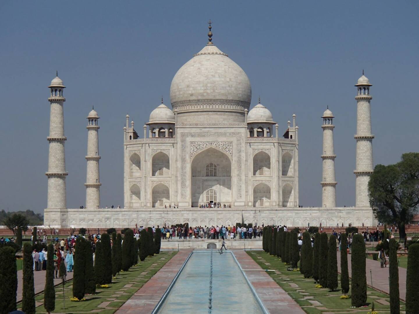 Nina Haas, osb: Learning Journey mit osb-Consulting nach Indien, ein Land voller Kontraste. Wir treffen viele Unternehmerpersönlichkeiten, Wissenschafter usw. und lernen eine Menge über das Bild von Europa an einem anderen Ende der Welt, über eine andere Kultur beim Geschäfte-Machen, über Markt-Potenziale und über Geschwindigkeit ...