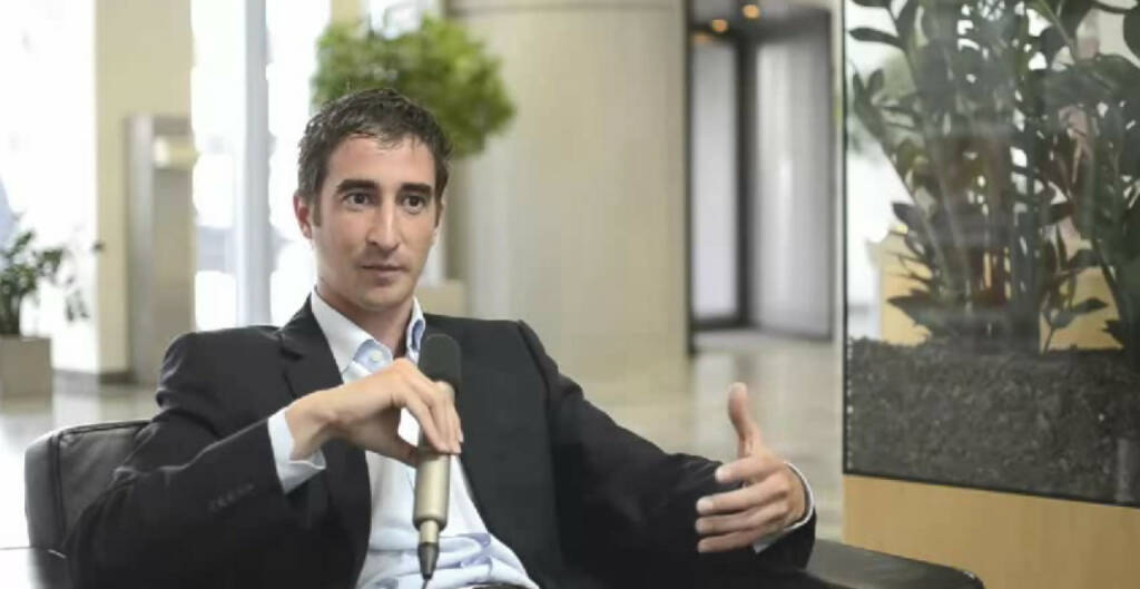 Clemens Bauer, Senior Consultant, Unternehmensberatung
Man muss relativ flexibel sein, sagt Clemens Bauer über seinen Job als Consultant bei PwC. Sein Schwerpunkt ist der Bereich Unternehmenssanierung. Ein Ratschlag an sein 14-jähriges Ich: Verlass dich auf dein Bauchgefühl, es enttäuscht dich meistens nicht. Das Video (5:24min.) dazu unter: http://www.whatchado.net/videos/clemens_bauer
, © whatchado (09.01.2014) 