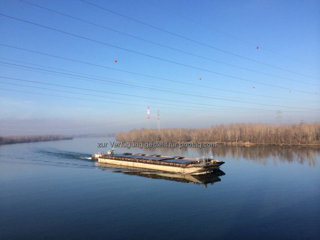 Schiff, Donau, © Martina Draper (10.01.2014) 