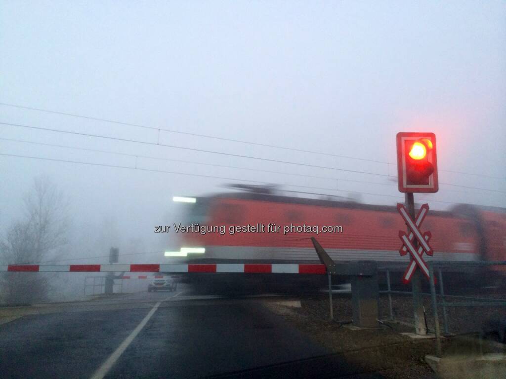 Bahnschranken, Zug, © Martina Draper (10.01.2014) 