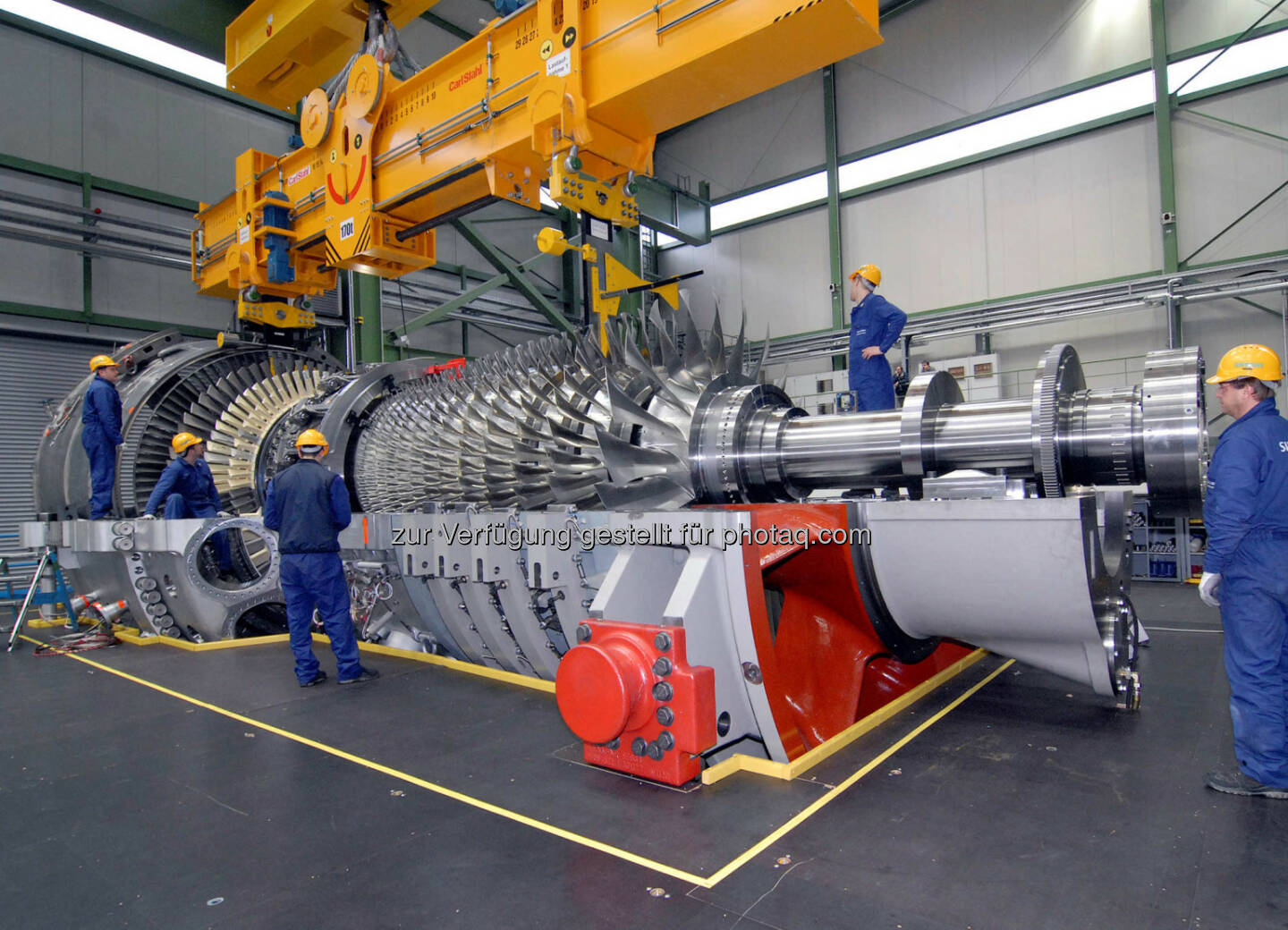 Siemens hat einen Auftrag zur schlüsselfertigen Errichtung des Gas- und Dampfturbinen(GuD)-Kraftwerks Bandirma II in der Türkei erhalten. Auftraggeber ist Enerjisa, ein Gemeinschaftsunternehmen der Sabanci Holding und E.ON. Die von Siemens entwickelte Gasturbine SGT5-8000H hat eine Nennleistung von 375 Megawatt. Im Bild die Montage der SGT5-8000H im Gasturbinenwerk Berlin kurz vor der Auslieferung. (Bild: Siemens)
