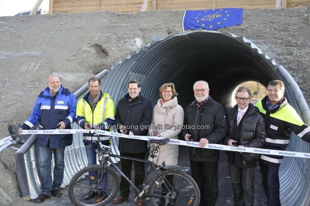 Verbund-Traisen - richtiges Radlwetter oder? Die Bauphase von Österreichs größtem Renaturierungsprojekt, Life + Traisen ist voll angelaufen. Für Sicherheit am angrenzenden Donauradweg sorgt die neue Umleitung im Bereich des Kraftwerk Altenwörth. Dieser erste „Fahrradtunnel“ wurde heute dem Verkehr übergeben. Weitere Informationen zum Projekt findet ihr unter http://www.life-traisen.at/ (14.01.2014) 