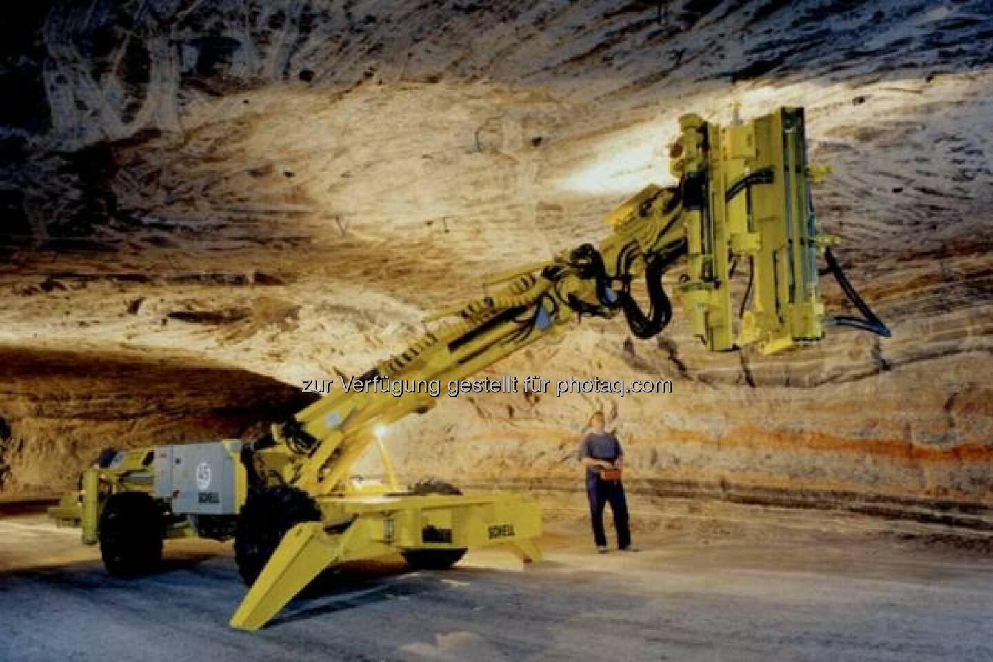 K+S: Mit dem Firstanker-Bohrwagen werden 1,2 Meter lange Gewindestangen in die Decken der Grubenbaue gesetzt. Sie verbinden die Salzschichten miteinander und geben ihnen so mehr Festigkeit.