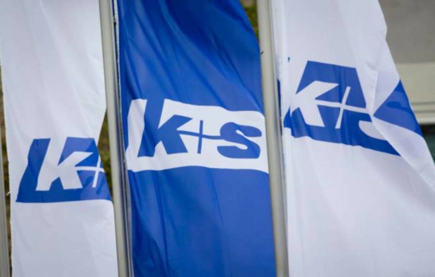 K+S-Fahnen vor der Kasseler Stadthalle am Tag der Hauptversammlung 2013