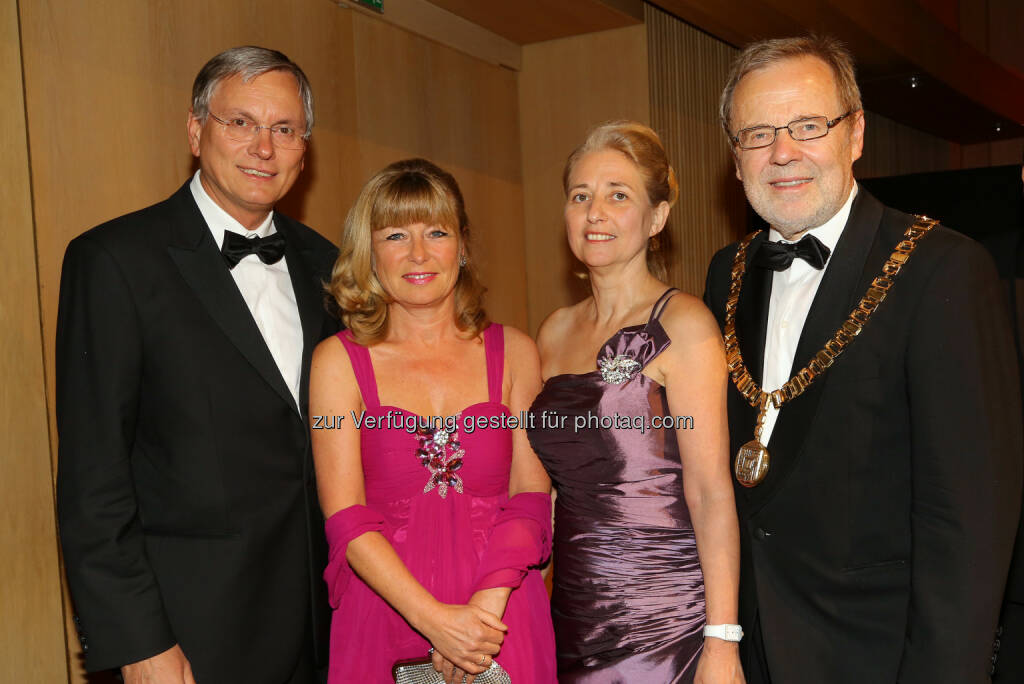 Gesundheitsminister Alois Stöger mit Gattin Karin, Rektor Hagelauer (JKU) mit Gattin Angelika, JKU Ball 2014, © JKU (18.01.2014) 
