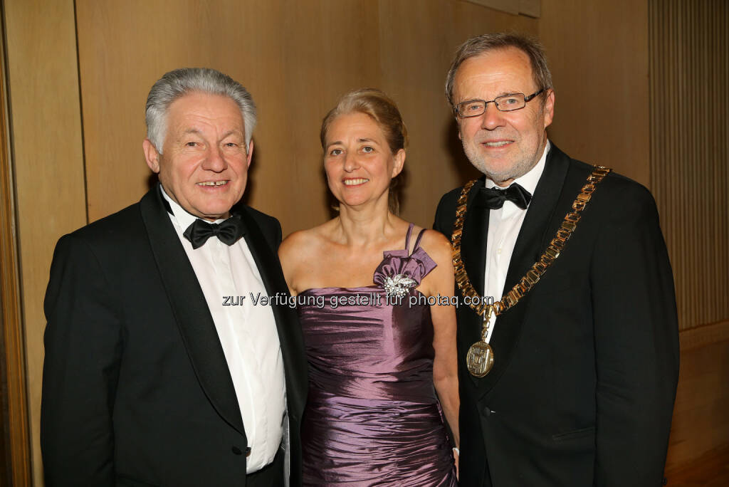 Landeshauptmann Josef Pühringer mit Angelika Hagelauer und Rektor Richard Hagelauer (JKU), JKU Ball 2014, © JKU (18.01.2014) 