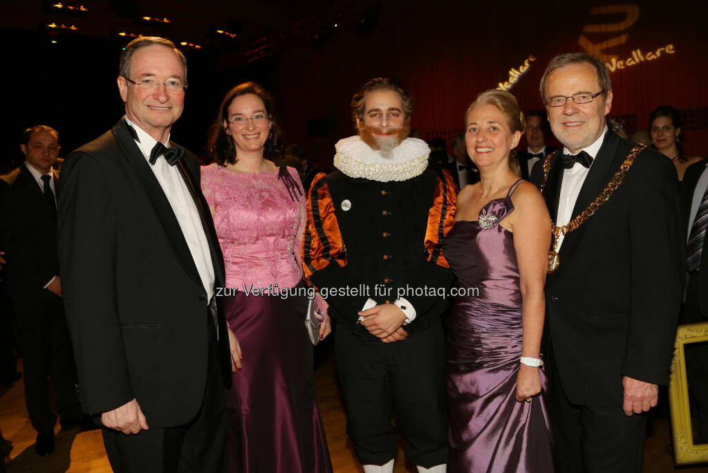 WKÖ-Präsident Christoph Leitl mit Johannes Kepler, Angelika und Richard Hagelauer (JKU), JKU Ball 2014, © JKU (18.01.2014) 