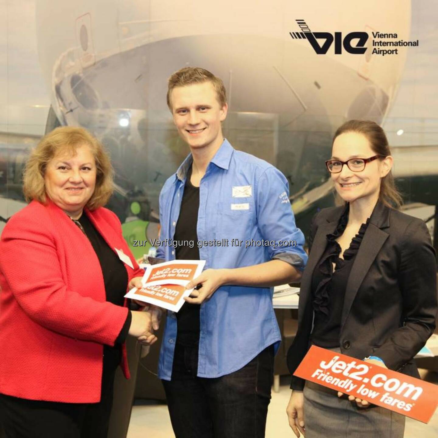 Flughafen: Der Flughafen Wien und Jet2.com gratulieren Daniel Wieser herzlich zum Gewinn von 2 Tickets von Wien nach Manchester. Die feierliche Übergabe des Gutscheins fand  im Rahmen der Ferien-Messe Wien am Stand der Flughafen Wien AG statt. Ab 2. Mai nimmt Jet2.com die neue Flugverbindung von Wien nach Manchester dreimal pro Woche auf. Buchung unter: www.jet2.com (c) Flughafen
