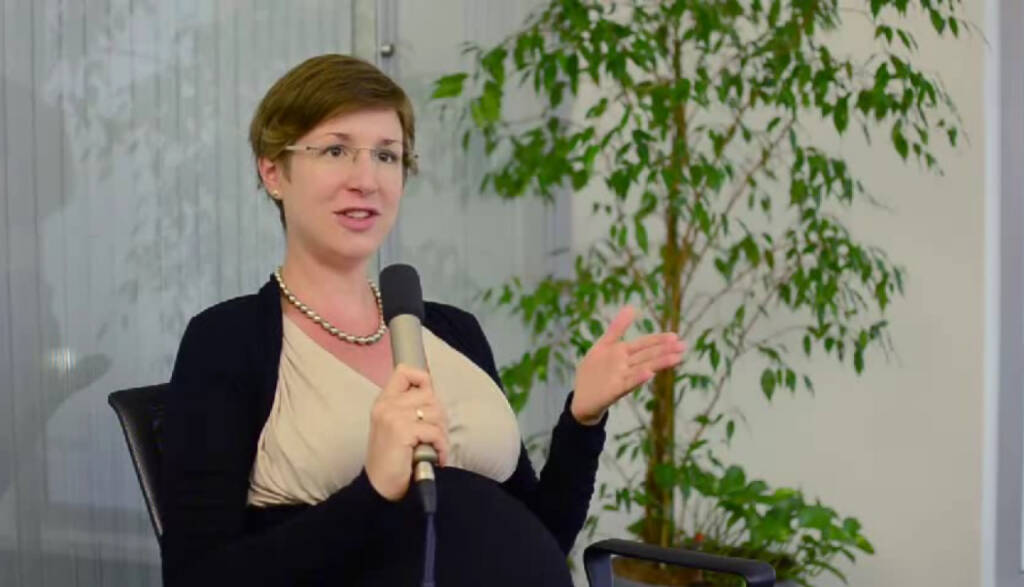 Olivia Stiedl, Manager, Steuerberatung
“Ich bin sozusagen das Rundum-sorglos-Paket für den Kunden.” Olivia Steidl ist Steuerberaterin und Managerin bei PwC und betreut derzeit ca 40 Kunden. Das macht ihr auch viel Spass, “weil man einfach so viel positives Feedback bekommt.” Allerdings ist es auch ein Job, den man ab und zu mit nach Hause nimmt: “Gute Ideen kommen auch manchmal beim Abendessen oder im Bett.” Das Video (6:22min.) dazu http://www.whatchado.net/videos/olivia_stiedl
, &copy; whatchado (18.01.2014) 